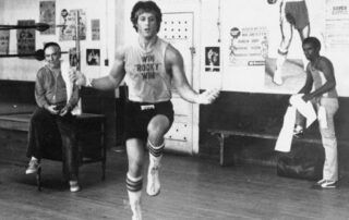 Imagen de un gimnasio, donde un hombre está saltando a la comba.